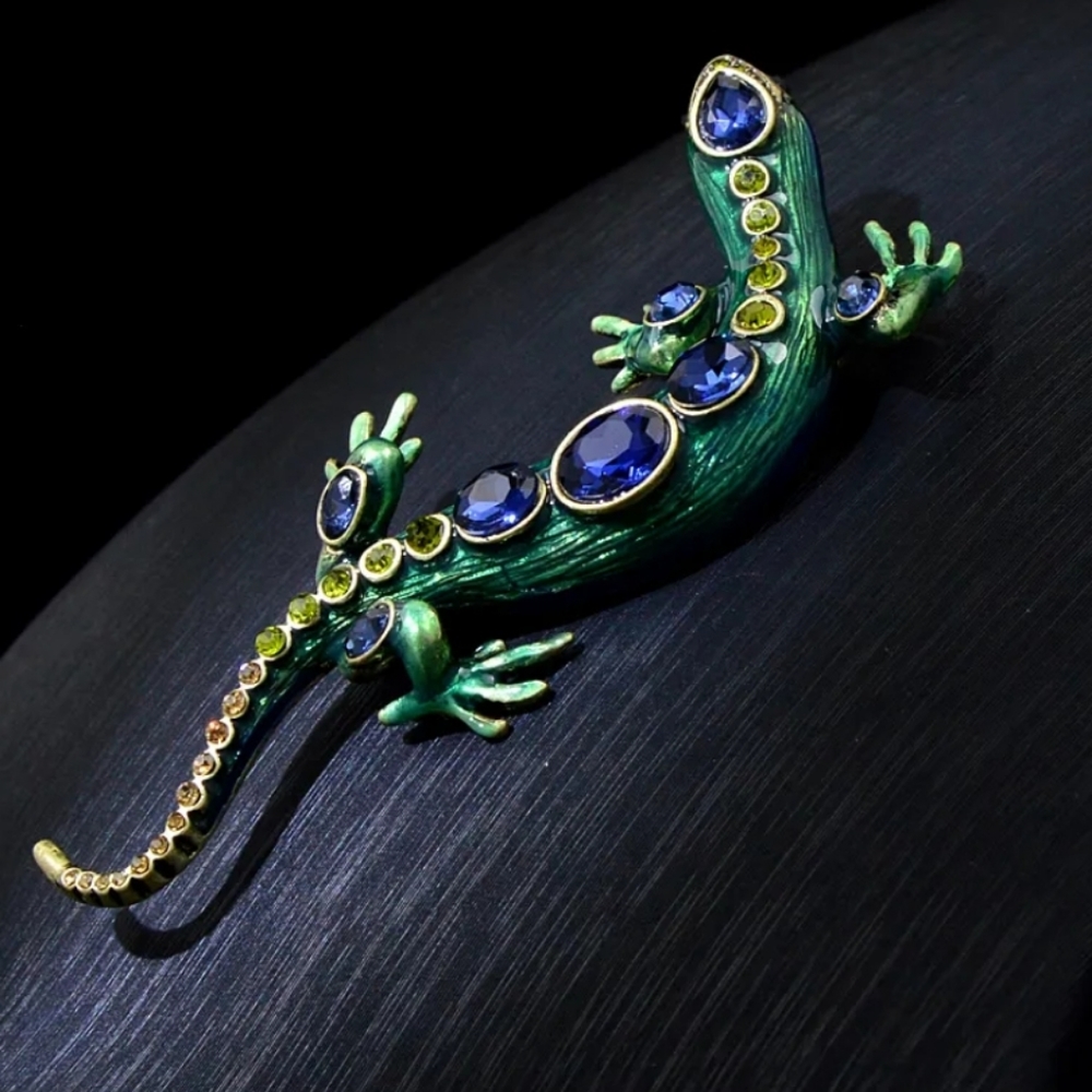🌍👑🌹 Chameleon , Mr Lizard Enamel & Crystals Brooch.